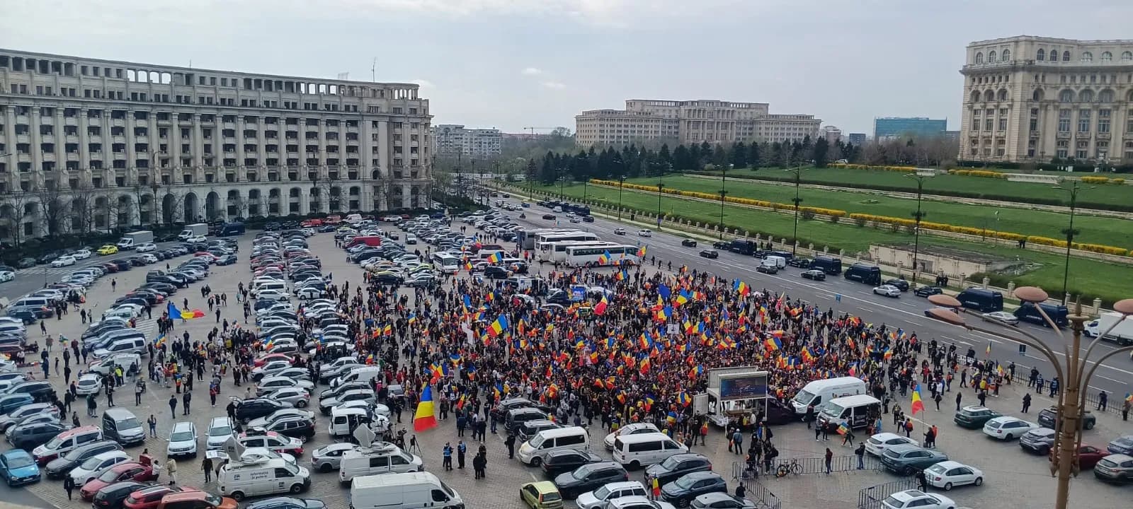 Aproximativ 1.000 de oameni protestează în Piața Constituției. „Turul 2 înapoi”