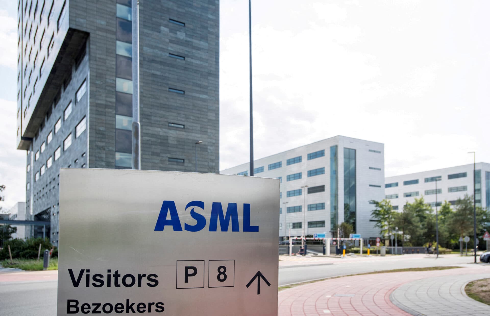 ASML, campionul european în AI, beneficiază de creșterea cererii pentru echipamentele de fabricare a cipurilor