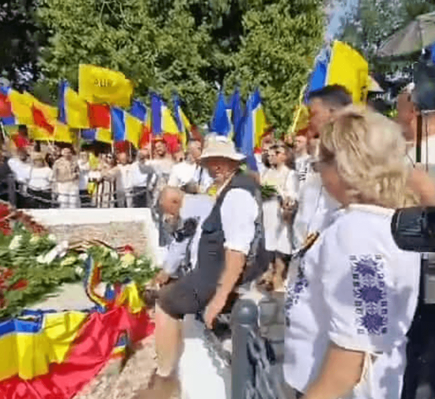 AUR, scandal la Țebea: fotograful lui George Simion s-a urcat pe mormântul lui Avram Iancu