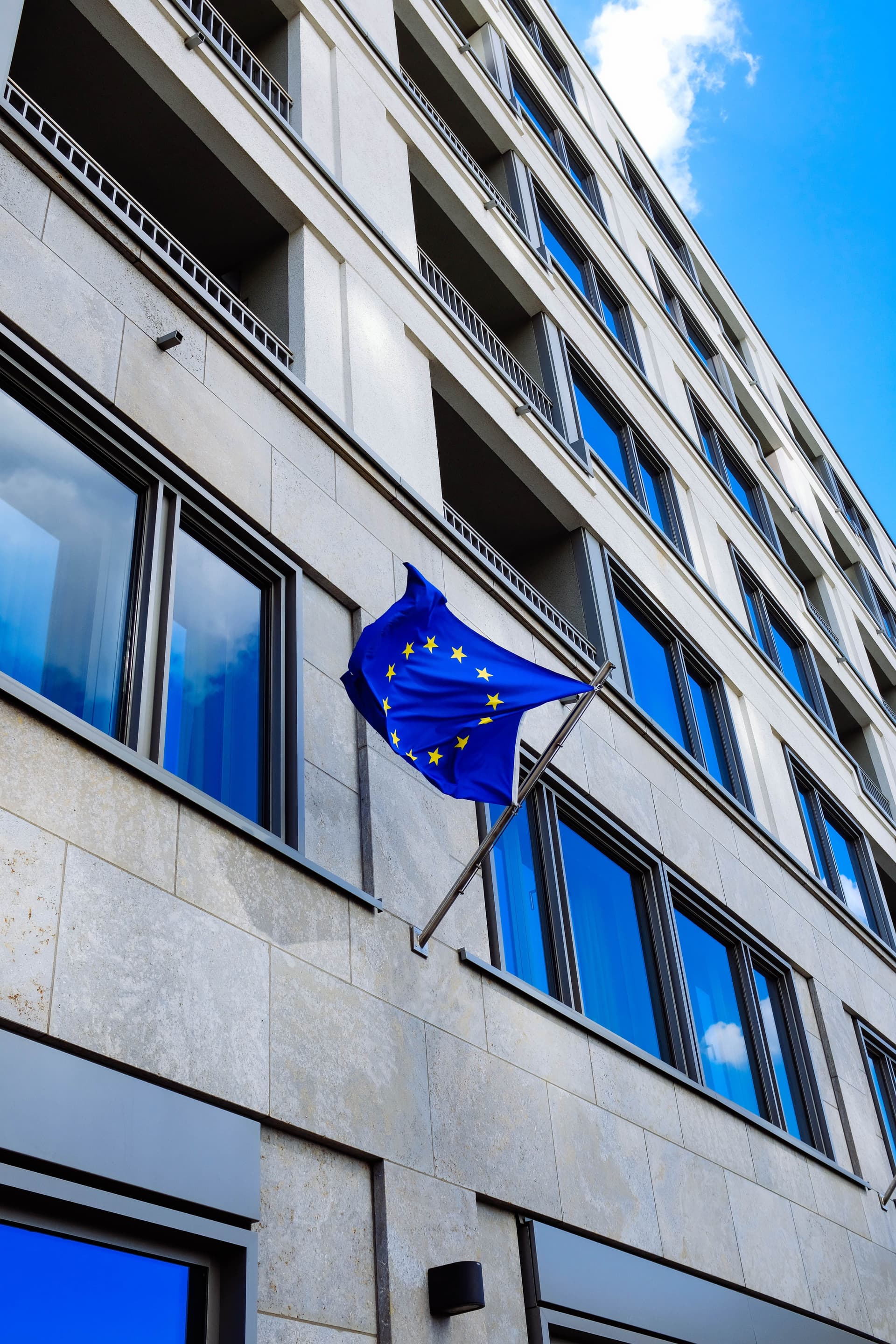 Autoritatea Bancară Europeană reduce raportările ESG ale băncilor, dar cere mai multă transparență despre riscurile climatice și shadow banking