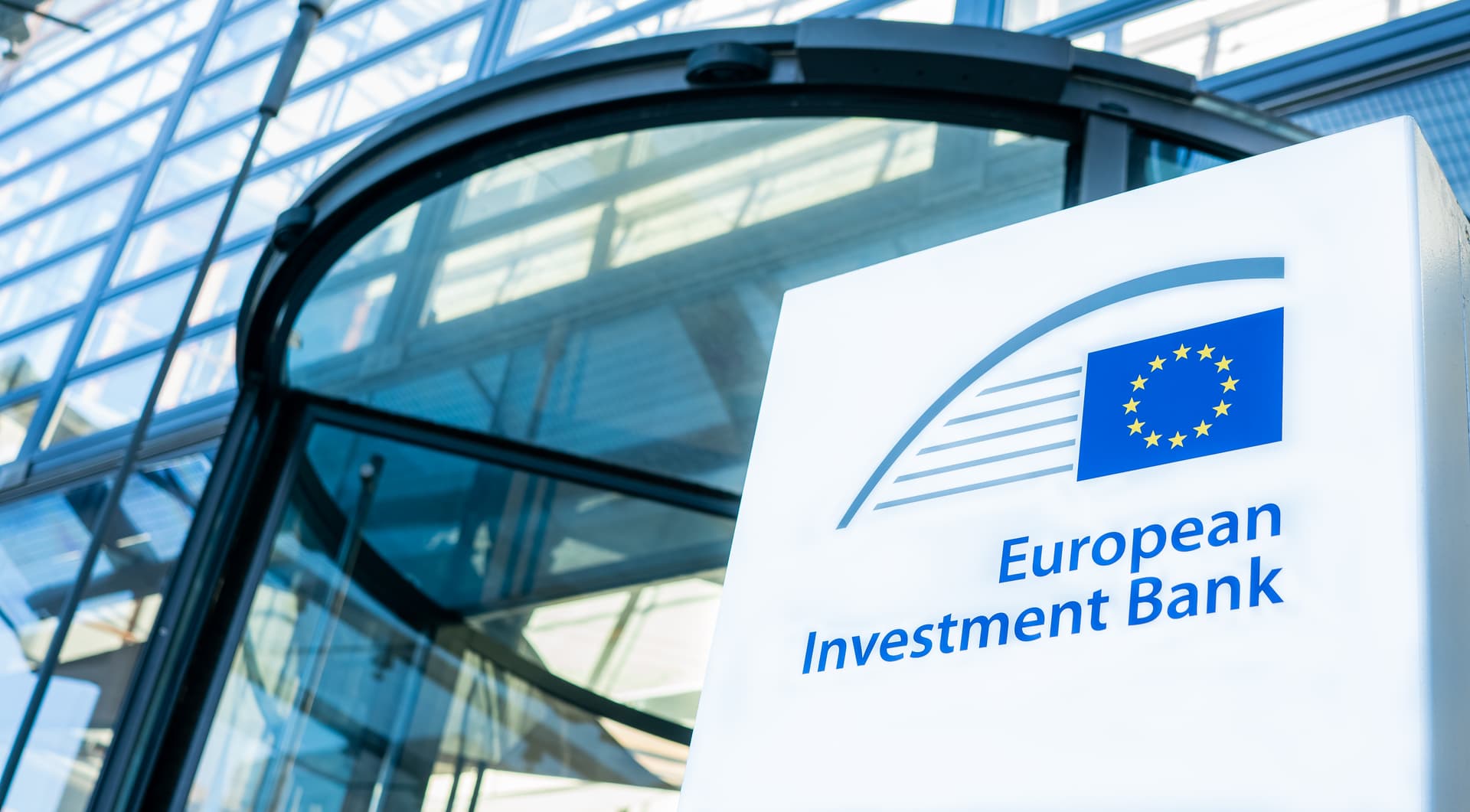 Banca Europeană de Investiții și Comisia Europeană direcționează 395 de milioane de dolari către firmele palestiniene prin bănci locale