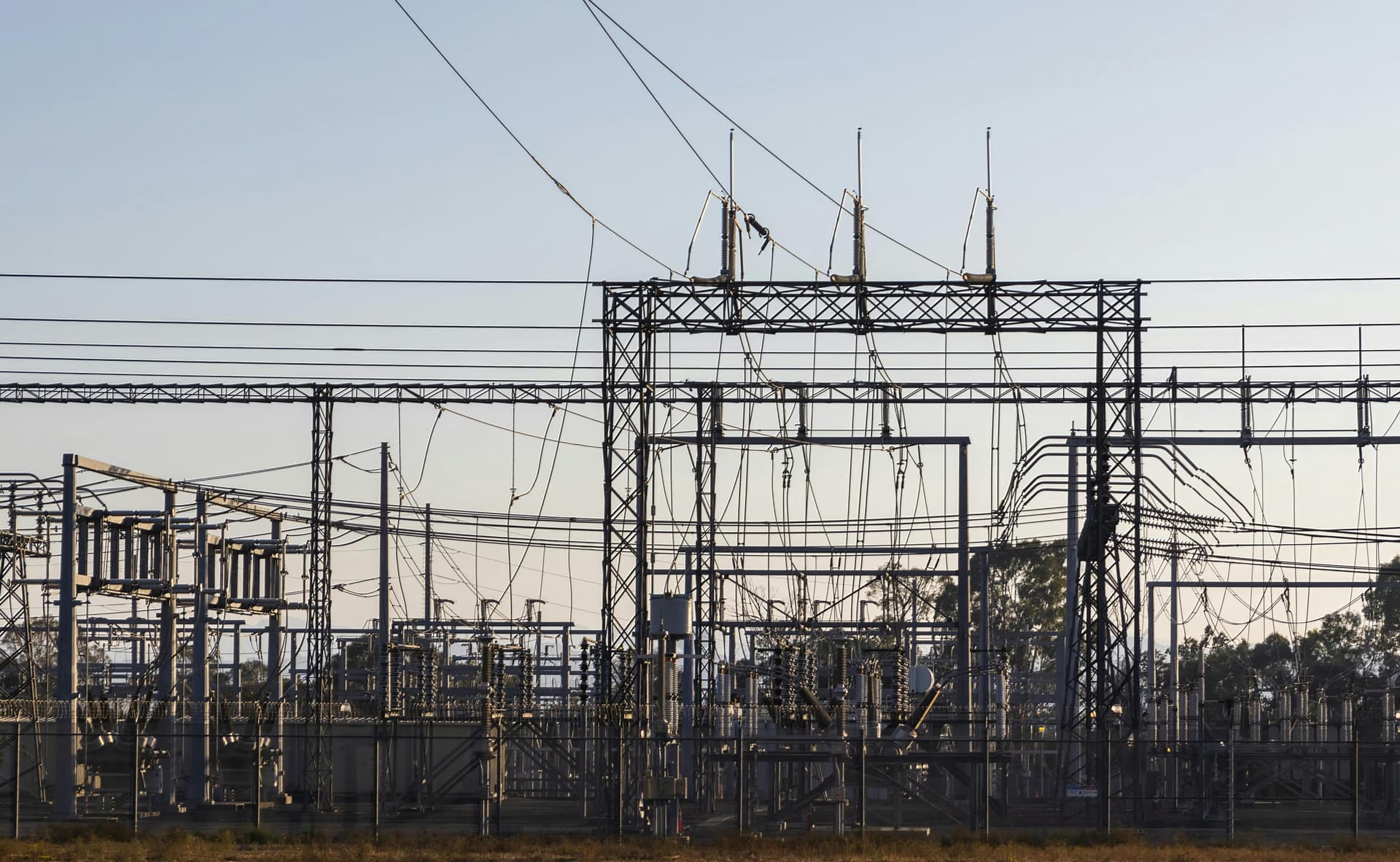 BEI și Commerzbank lansează un acord care poate mobiliza 2 miliarde de euro pentru rețele electrice în Europa