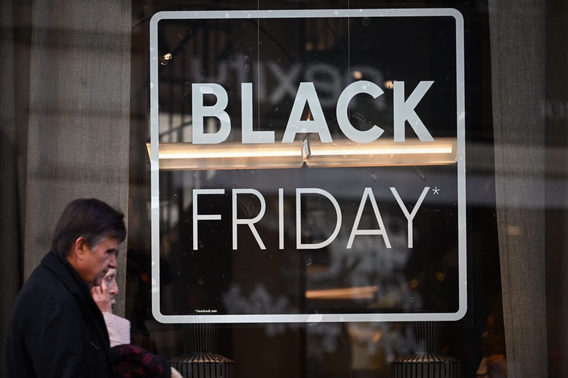Black Friday 2025: de ce magazinele cresc prețurile înainte de campanie