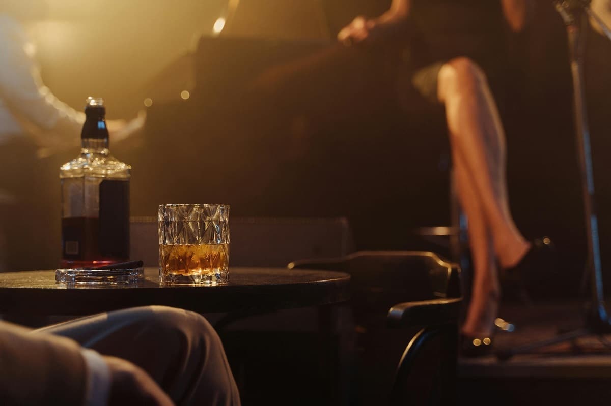 Bucură-te de serile răcoroase de vară și invită-ți prietenii la un pahar de Jack Daniel's!