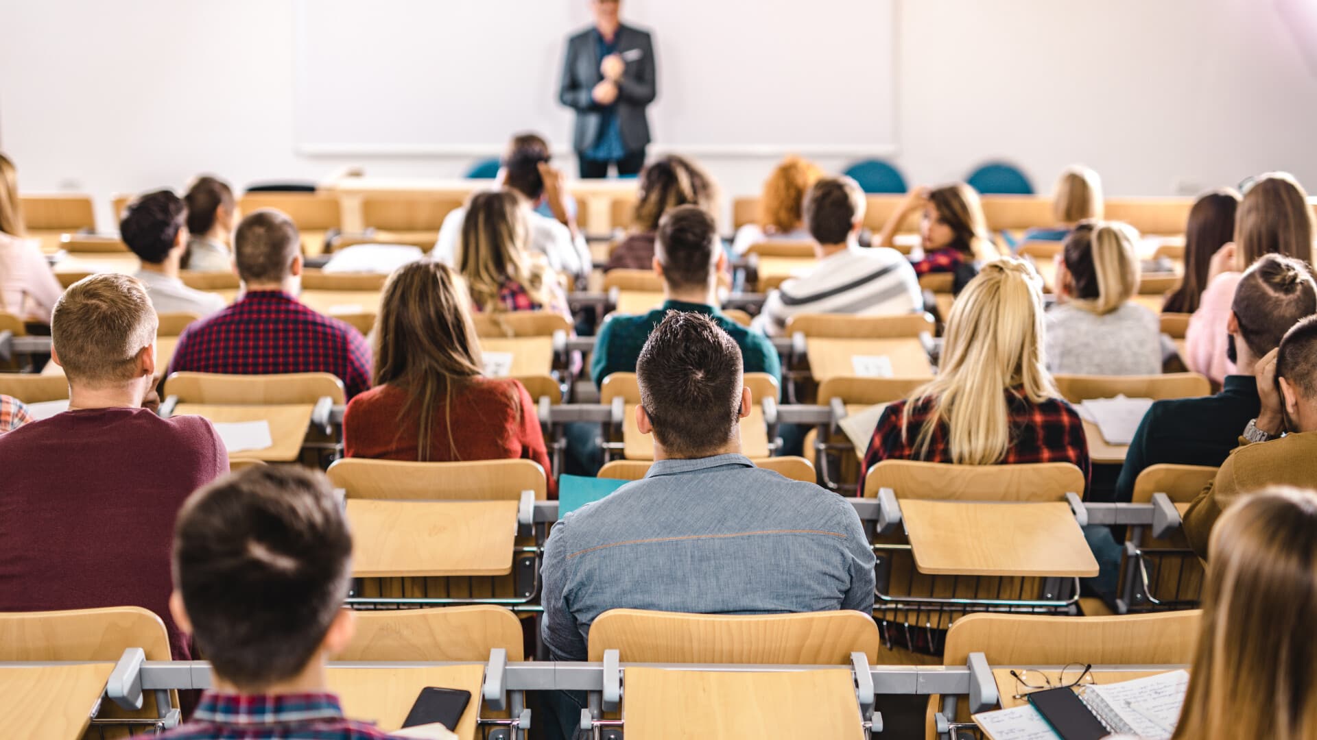 Bugetul studentului la București: ce trebuie să știe părinții înainte de plecarea de acasă