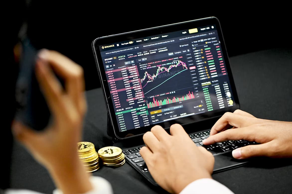 BVB începe ziua pe roșu. Investitorii, în așteptarea unui nou semnal