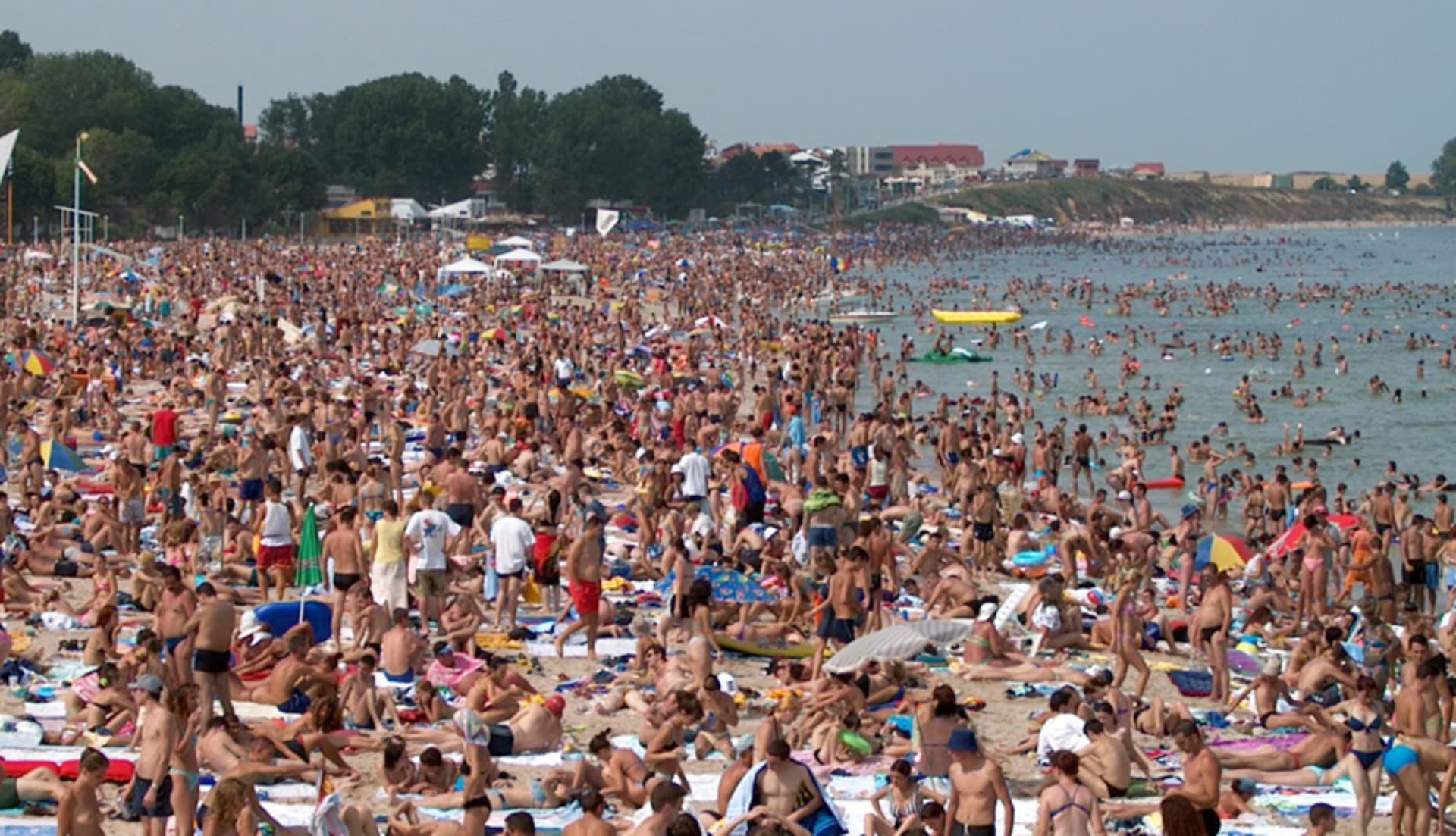 Canicula a umplut litoralul românesc. Aproape 90.000 de turiști au ajuns la mare în cel mai aglomerat weekend al sezonului