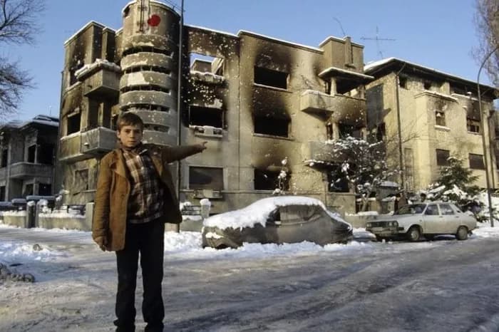 Ce mai face copilul învelit în tricolor, simbolul Revoluției din ’89, „Gavroche de Bucarest”: ”Nu s-a schimbat nimic. Sunt aceiași politicieni!”