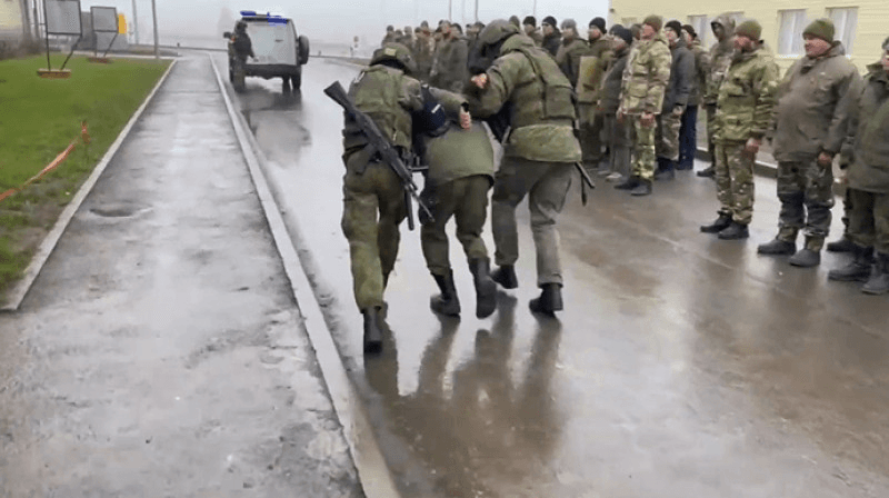 Ce pățesc rușii mobilizați care refuză să lupte în Ucraina. Moscova publică un videoclip cu doi soldați, "ca să fie exemplu și altora"