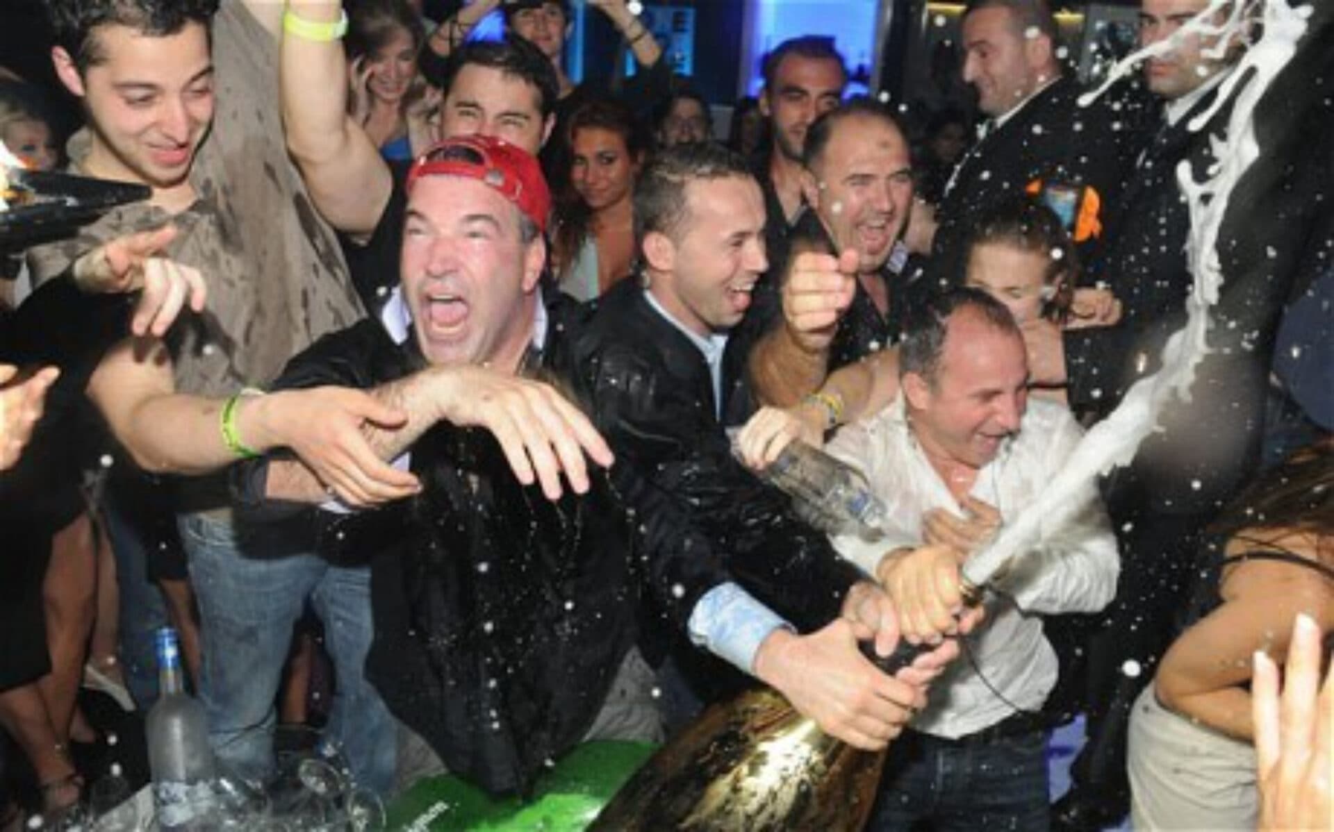 Cea mai scumpă șampanie desfăcută într-un club. O notă de plată de neuitat pentru doar o sticlă!
