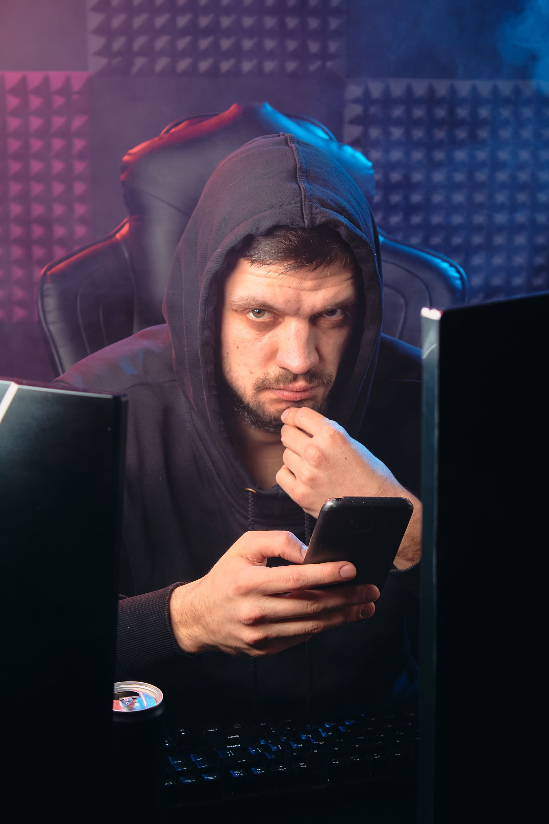 Fraudele online și teoriile conspirației găsesc teren fertil în Europa
