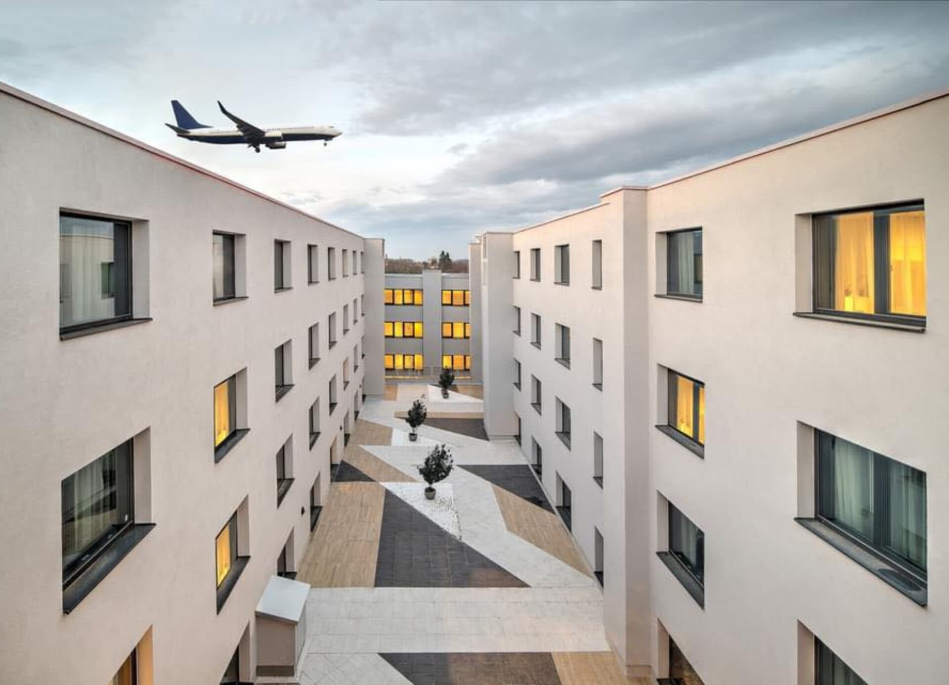 Cel mai mare hotel din Aeroportul Otopeni, vândut cu 40 de milioane de euro. Un investitor britanic debutează pe piața hotelieră