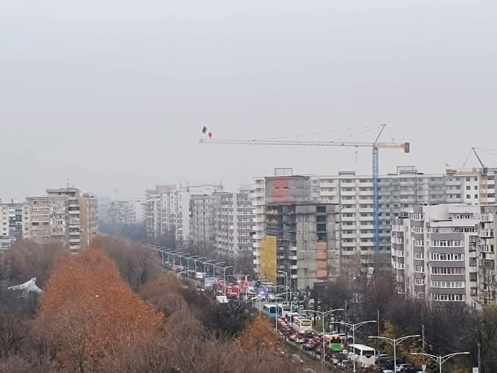 Celebrul ”stegar dac” s-a urcat pe o macara din Sectorul 6 al Capitalei