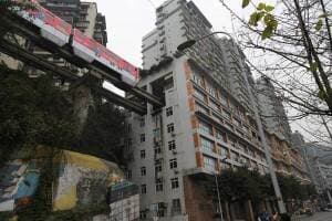China. Un tren trece de zeci de ori pe zi printr-un bloc cu 19 etaje