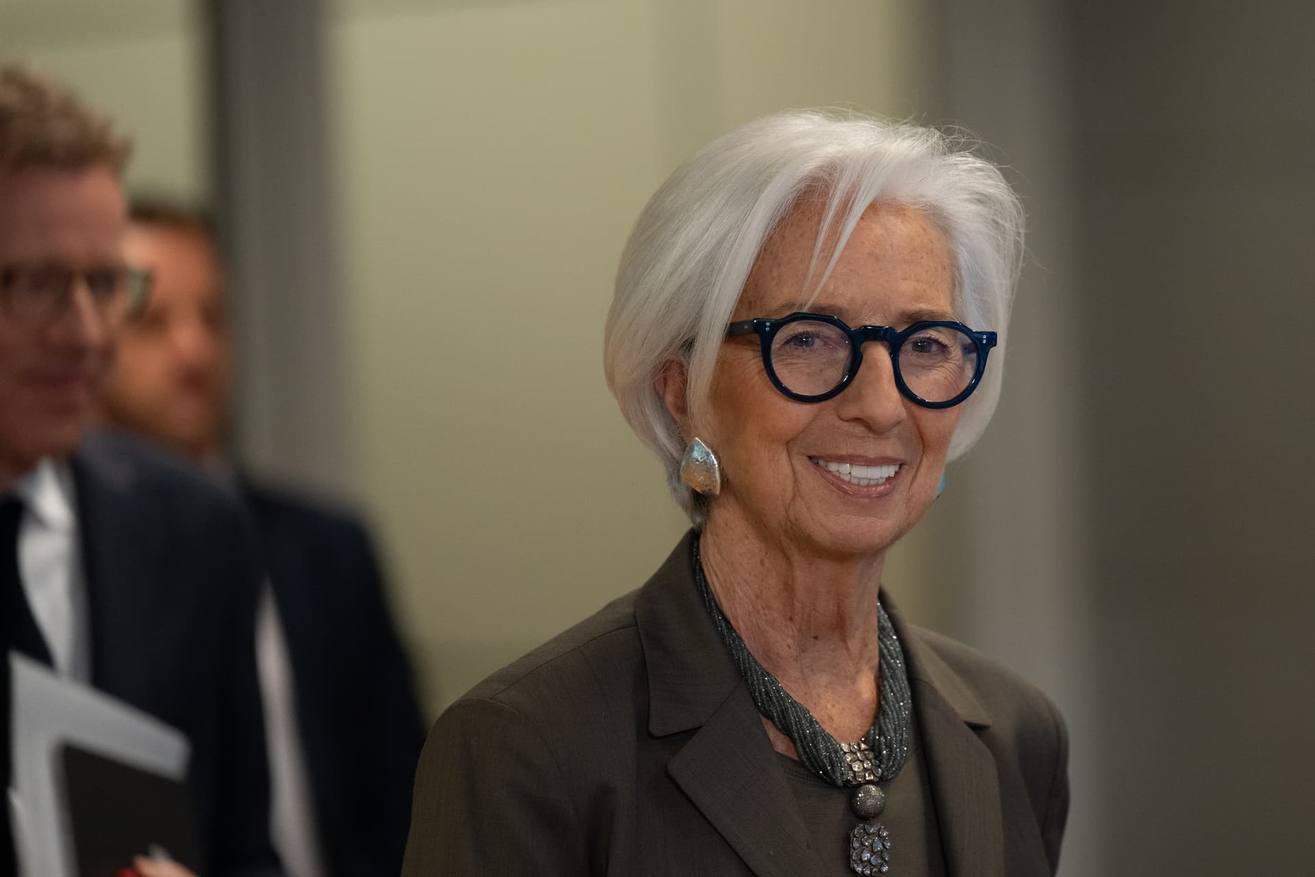 Christine Lagarde infirmă zvonurile că va demisiona, susține că rămâne la BCE până la finalul mandatului și cere Europei să treacă de la planuri la execuție