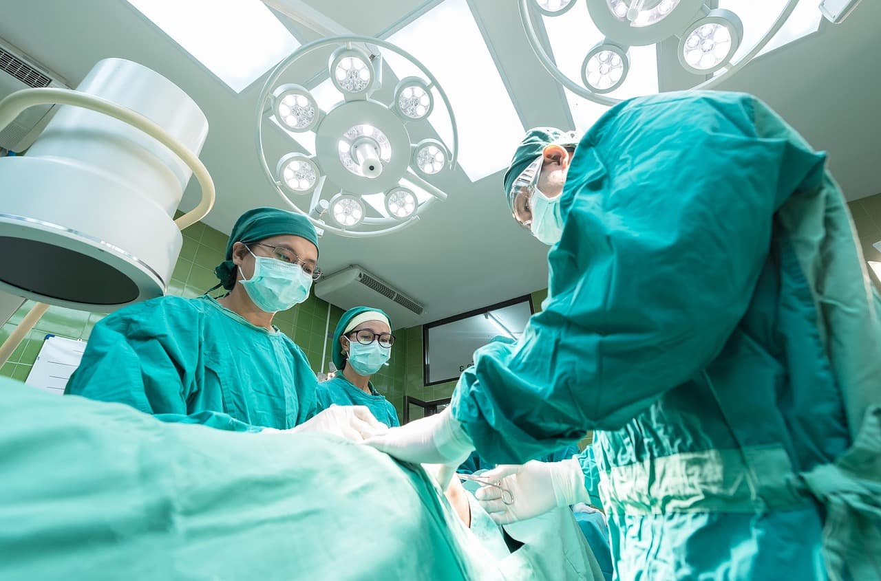 Cine mai beneficiază de servicii medicale fără plata CASS și cât plătesc angajații pentru coasigurarea soțului fără venituri