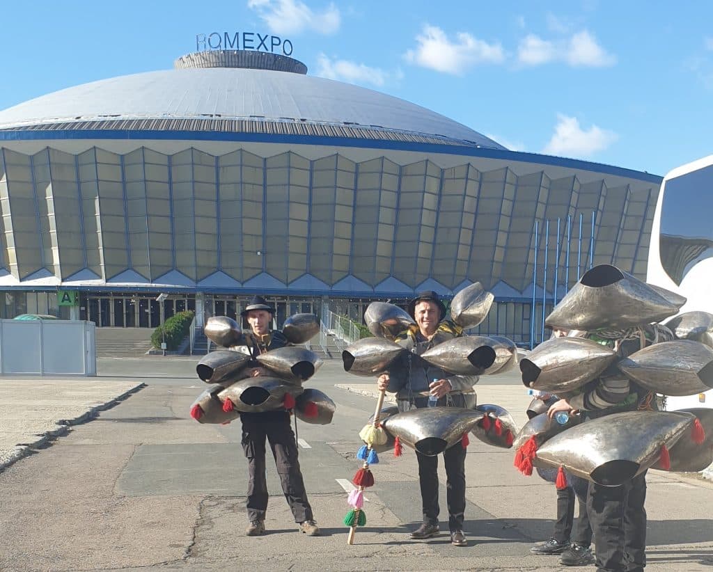 Ciocnirea civilizațiilor la Romexpo. Flying man vs. bondroșii maramureșeni. VIDEO