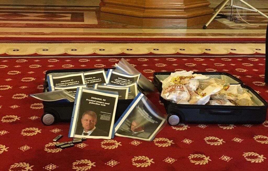 CIRC la CEX! Cum arată pe dinăuntru valizele lui DRAGNEA. FOTO