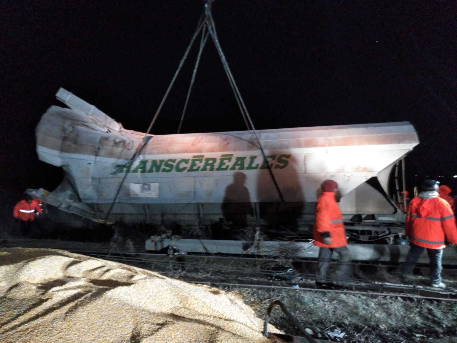 Circulaţie feroviară închisă în continuare între Craiova şi Caracal, urmare deraierii şi răsturnării a 11 vagoane din compunerea unui tren privat de marfă / Se lucrează pentru ridicarea vagoanelor de pe linie, cu macarale de mare tonaj