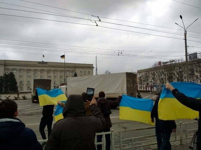 Civilii ies în stradă în orașele ocupate! ”Plecați, plecați!”