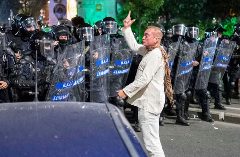 Coordonatorul jandarmilor din 10 August a intrat în afaceri ca „Fantoma Albă SRL”. Cătălin Paraschiv și-a deschis o firmă inspirată de porecla care l-a făcut celebru