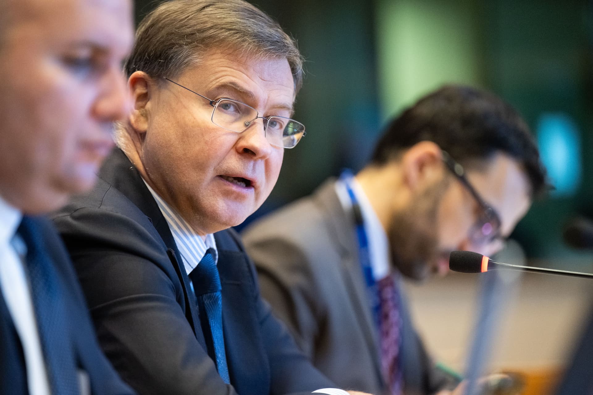 Comisarul Valdis Dombrovskis avertizează asupra riscului de șoc stagflaționist și cere accelerarea euro digital