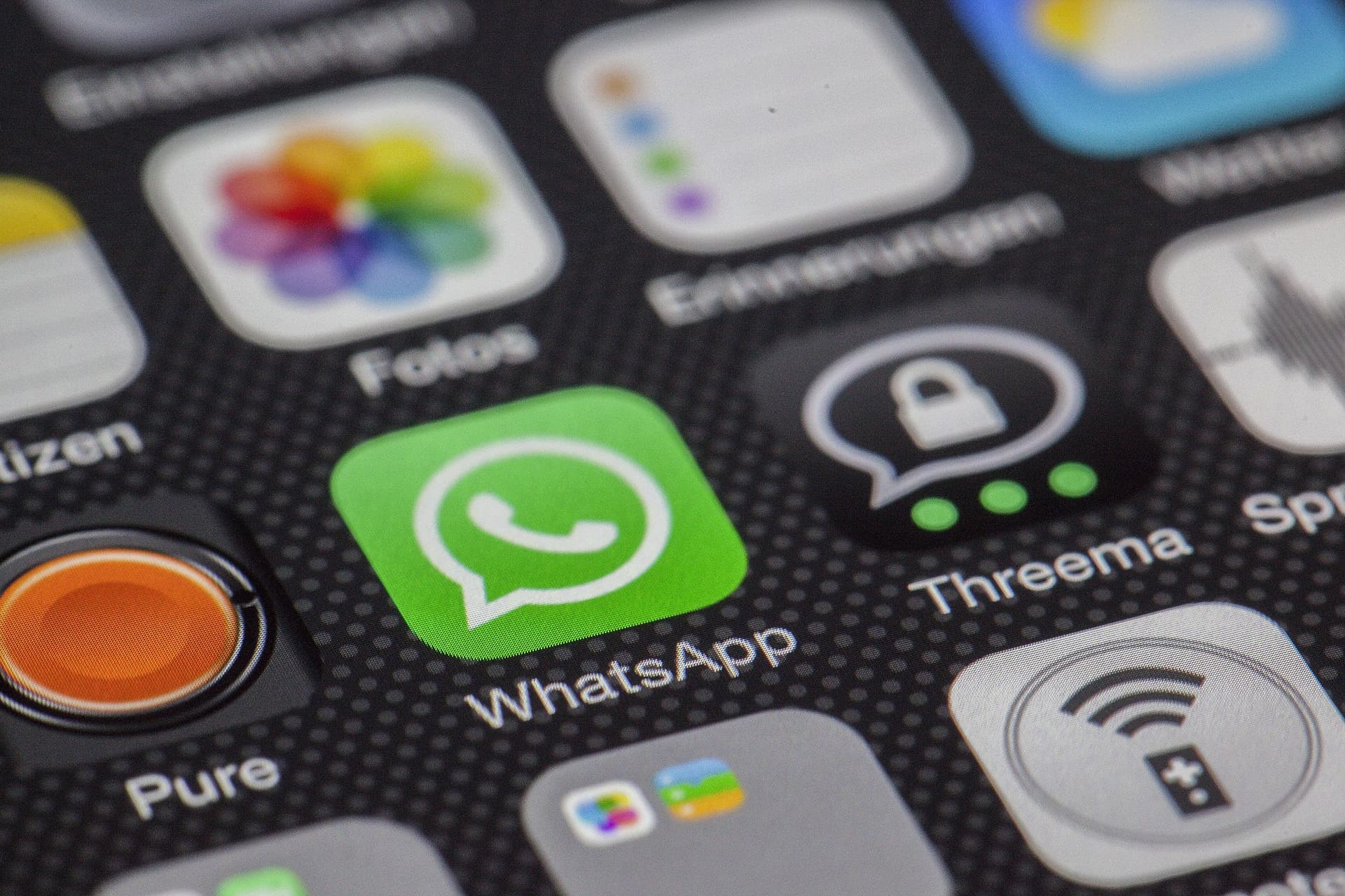 Comisia Europeană obligă Meta să redea acces gratuit rivalilor AI la WhatsApp pe durata investigației antitrust