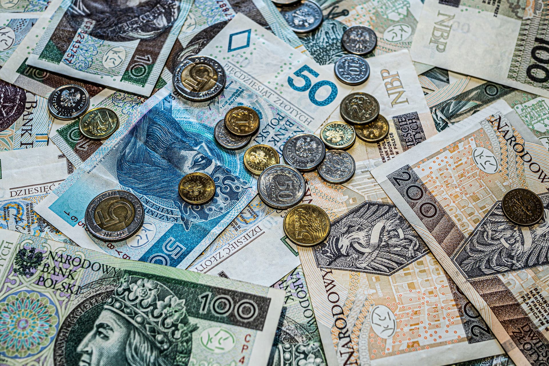 Comisia Europeană spune în Raportul de convergență 2026 că Cehia, Ungaria, Polonia, România și Suedia nu sunt pregătite să adopte euro