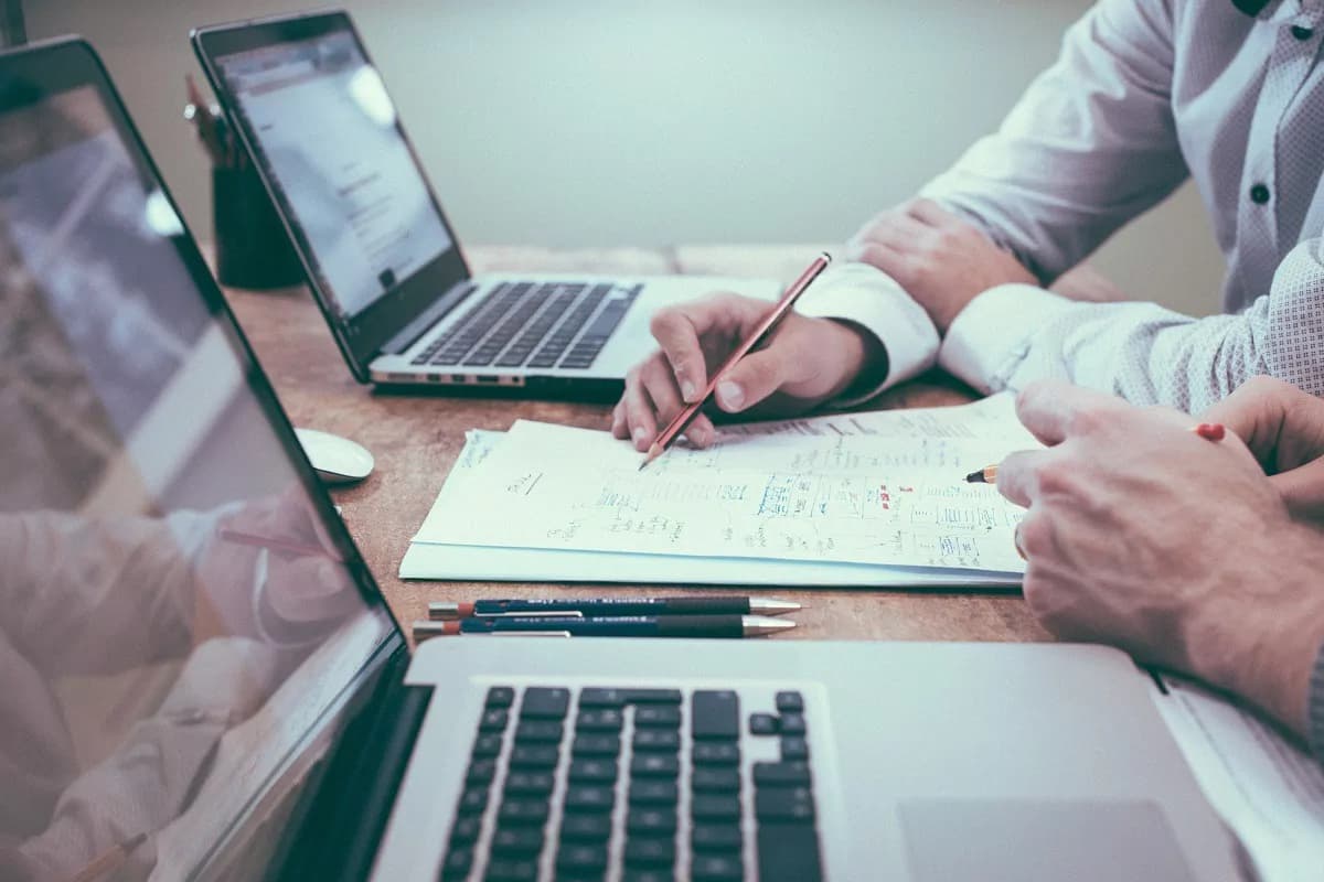Companii în România. Creștere numerică, dar salariați mai puțini