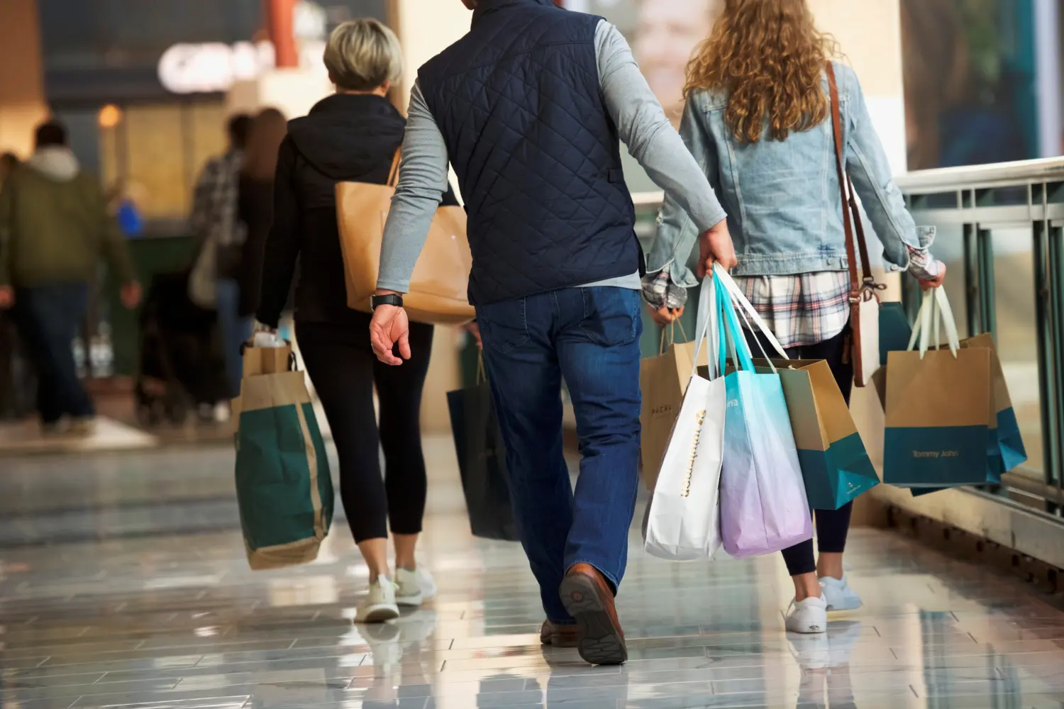 Consumerismul, dependența invizibilă a societății moderne. Cum s-a schimbat comportamentul de consum