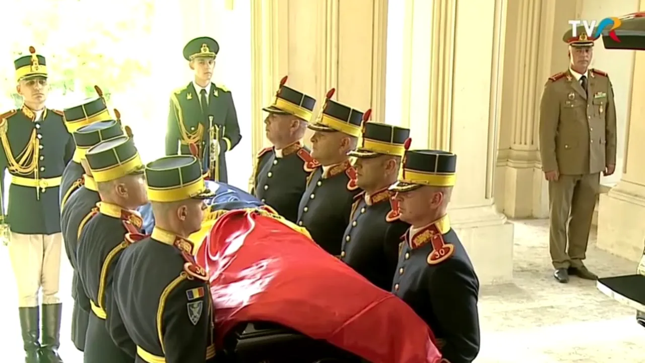 Cortegiul funerar cu sicriul fostului președinte Ion Iliescu a ajuns la Palatul Cotroceni
