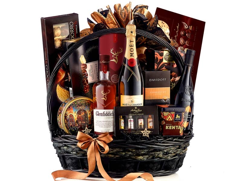 Cum sa faci decoratiuni festive prin reciclarea cosului cadou de Craciun