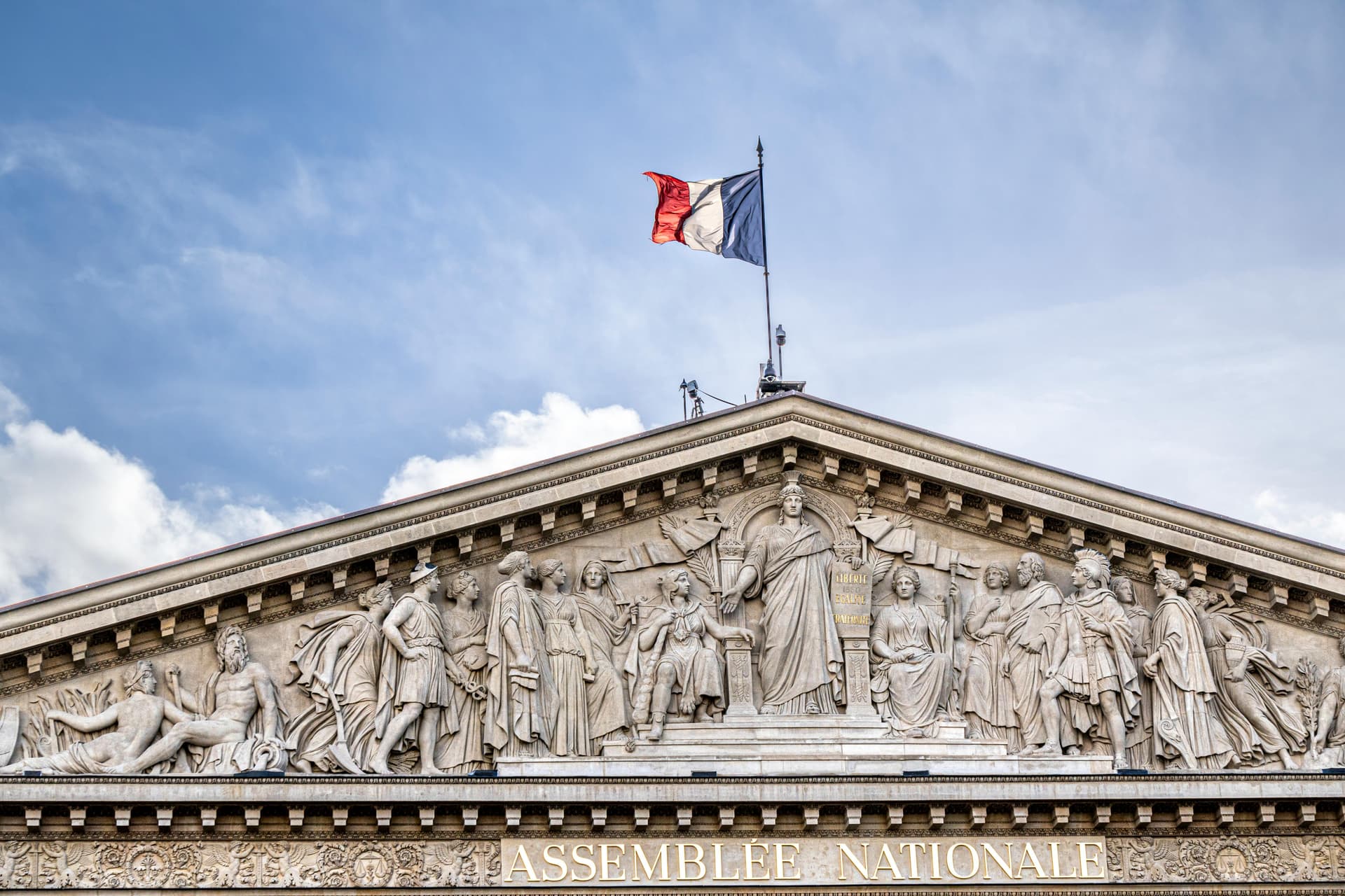 Curtea de Justiție a Uniunii Europene este chemată să respingă acțiunea Adunării Naționale franceze împotriva legislației europene privind migrația