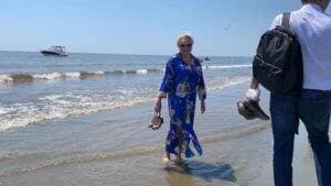 DĂNCILĂ, desculță pe plajă: ”Vă anunț prima remaniere”. VIDEO de senzație