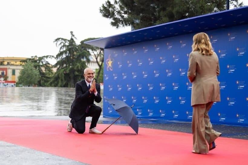De ce a îngenunchiat premierul Albaniei în fața Giorgiei Meloni?