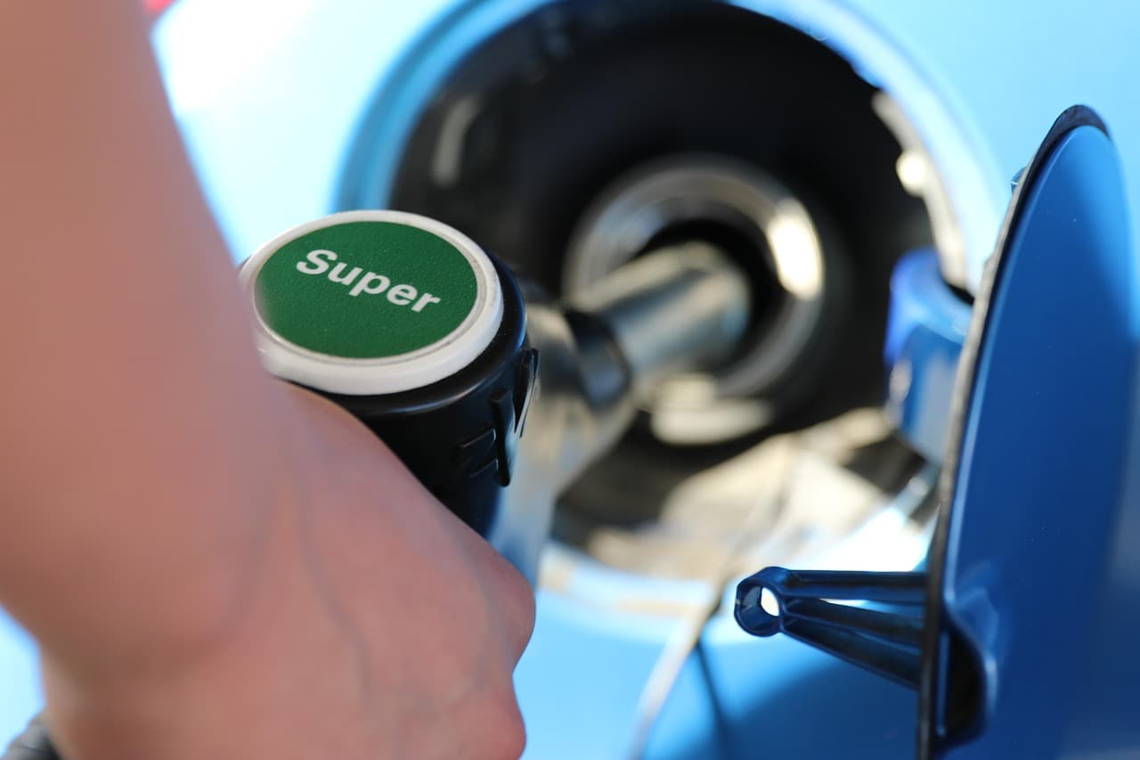 De ce au crescut prețurile la carburanți? Ministrul Energiei cere explicații și promite intervenții