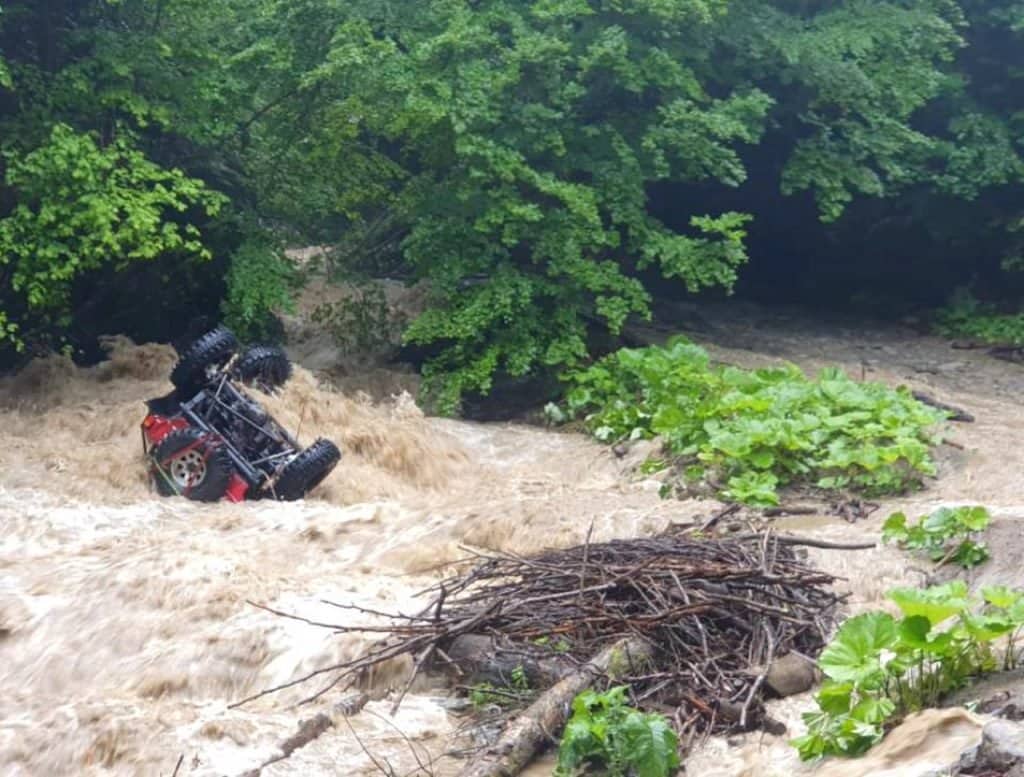 DRAMĂ! Campion de automobilism, mort după ce mașina a fost luată de ape în plină competiție
