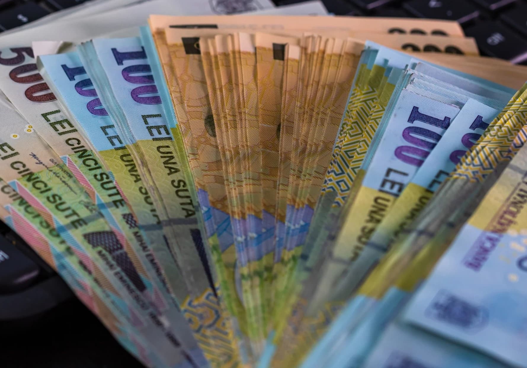 Economiștii avertizează: Ce ar trebui să facă toți românii cu banii până în martie