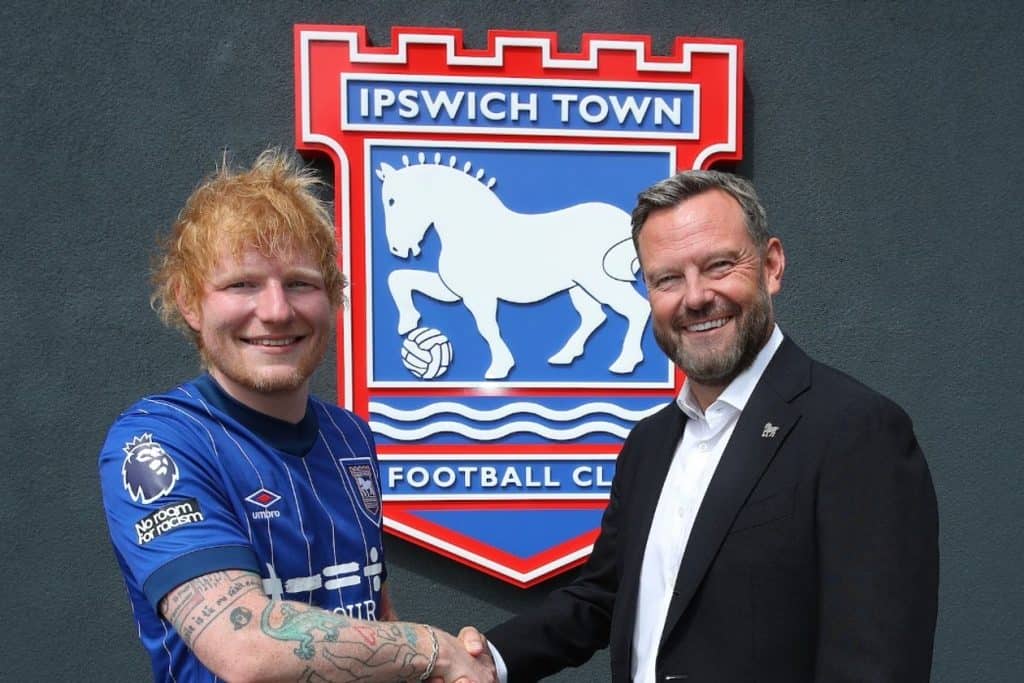 Ed Sheeran devine acționar la echipa de fotbal Ipswich Town. Ce avere colosală are superstarul la 32 de ani!