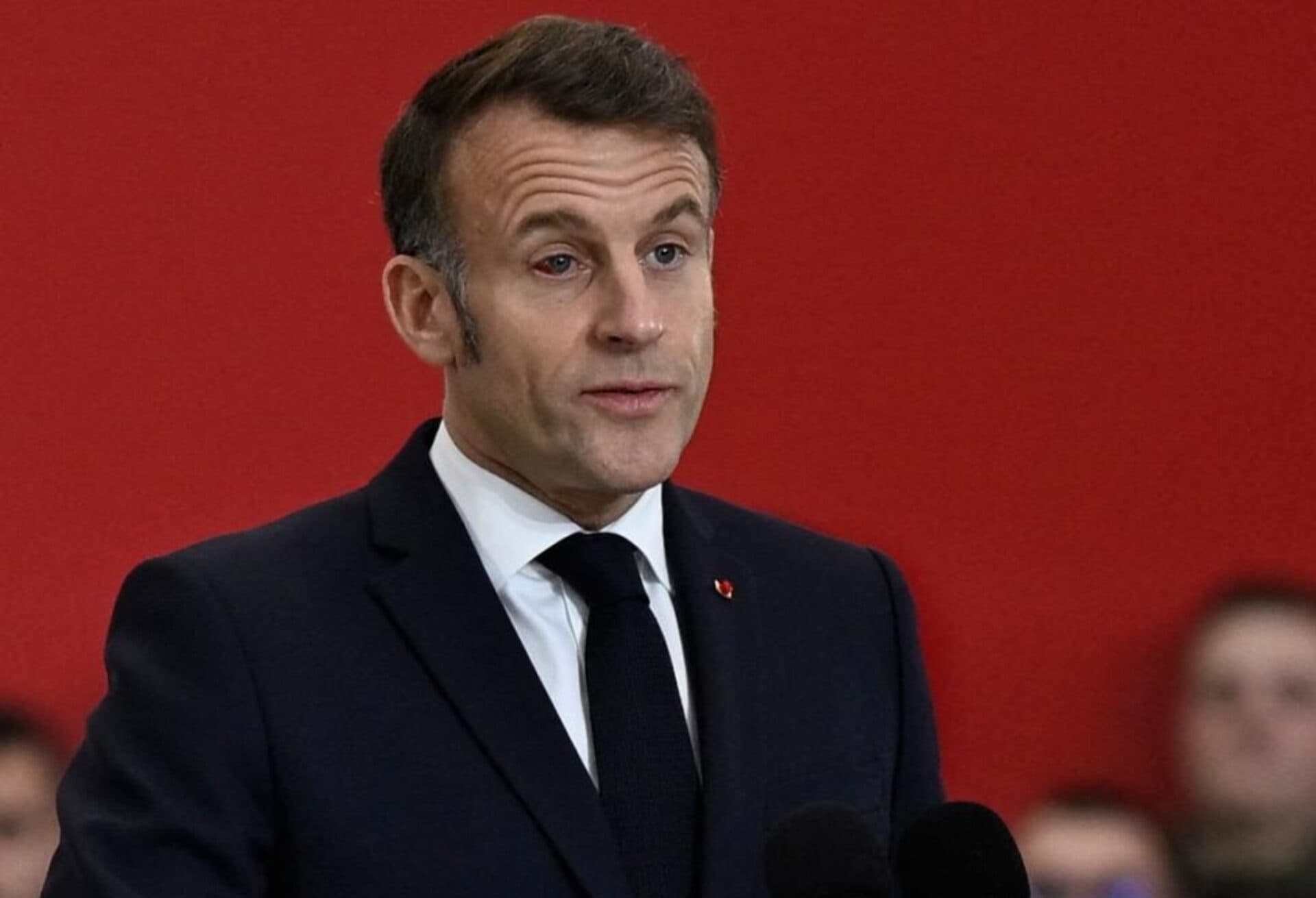 Emmanuel Macron, cu un ochi roșu la un eveniment public. Explicațiile președintelui pentru ”apariția” ce a stârnit noi reacții