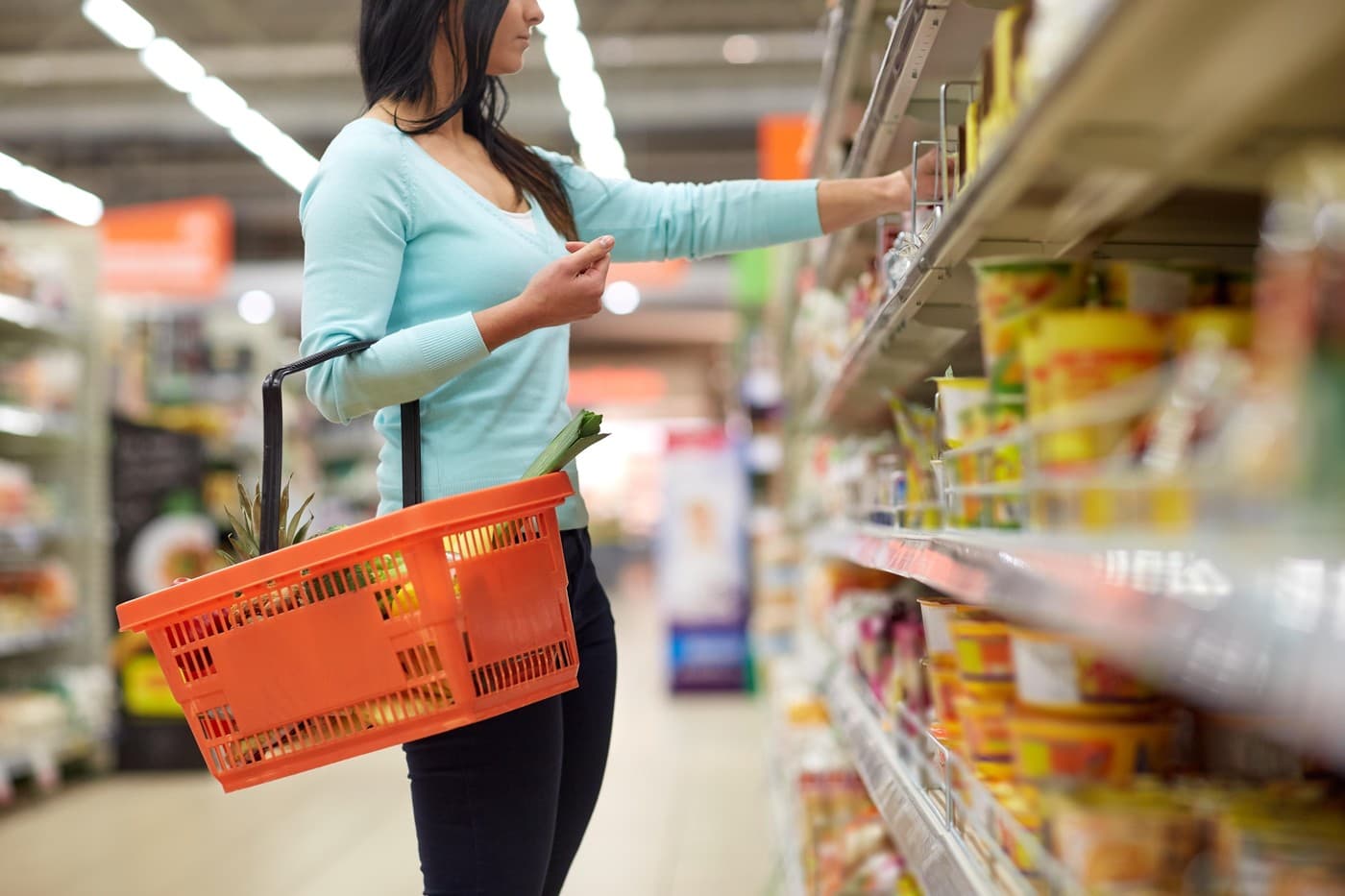 Etichetarea alimentară. Introducerea unor termene distincte pentru vânzare și consum ar putea reduce risipa