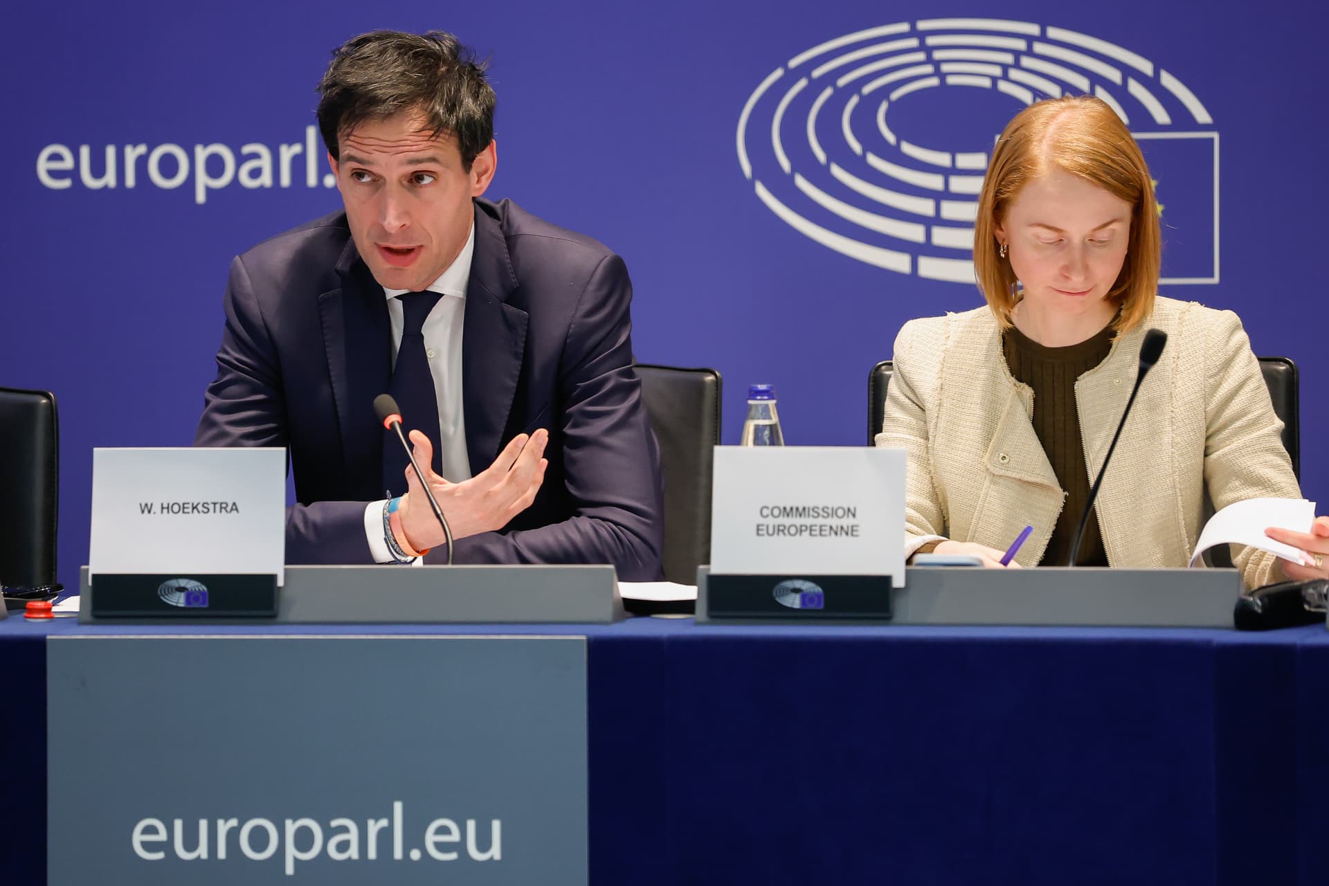 Europarlamentarii acuză Comisia că abandonează reforma fiscală sub presiunea statelor membre