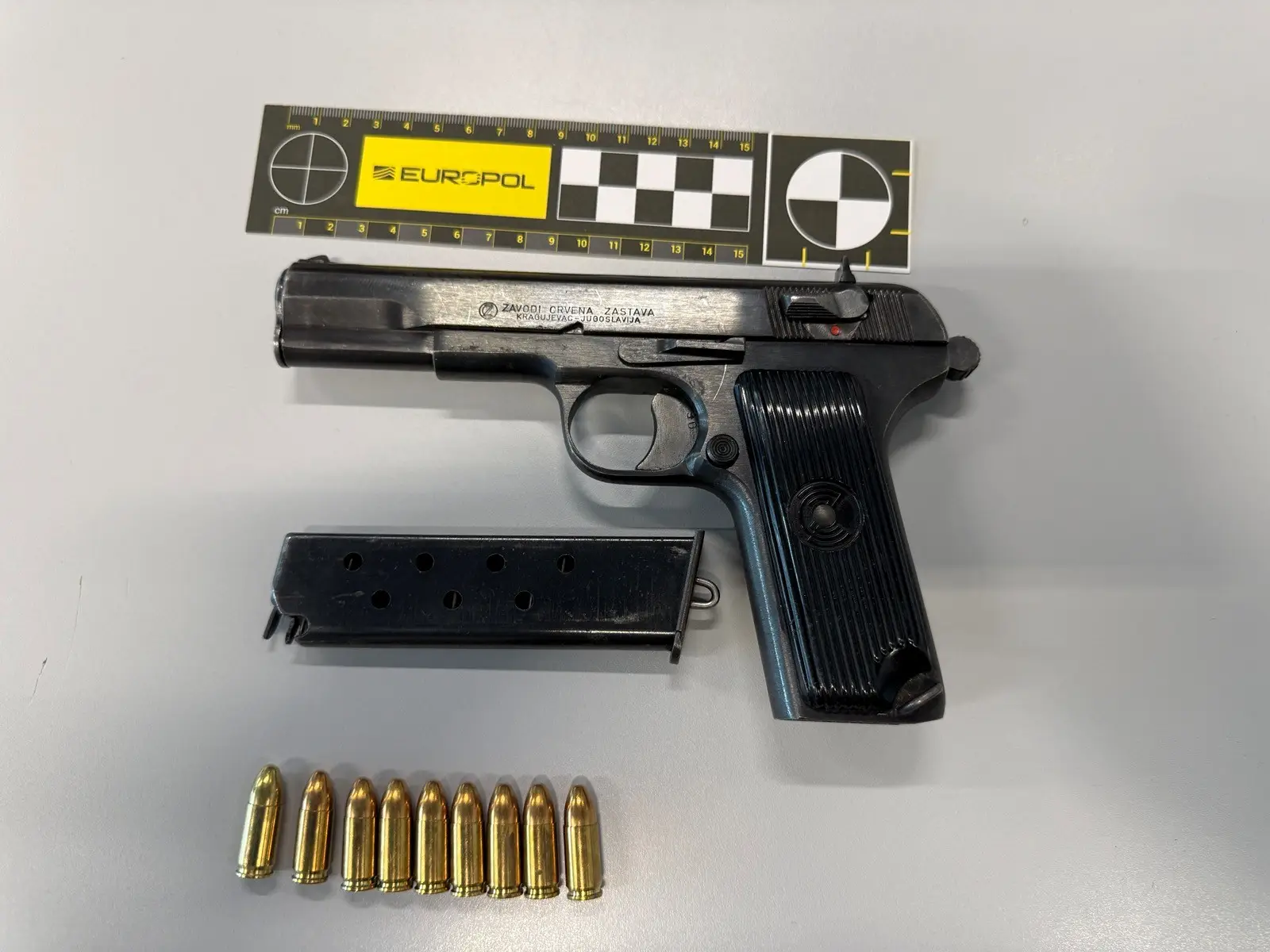 Europol anunță destructurarea unei rețele care schimba arme pe cannabis în UE