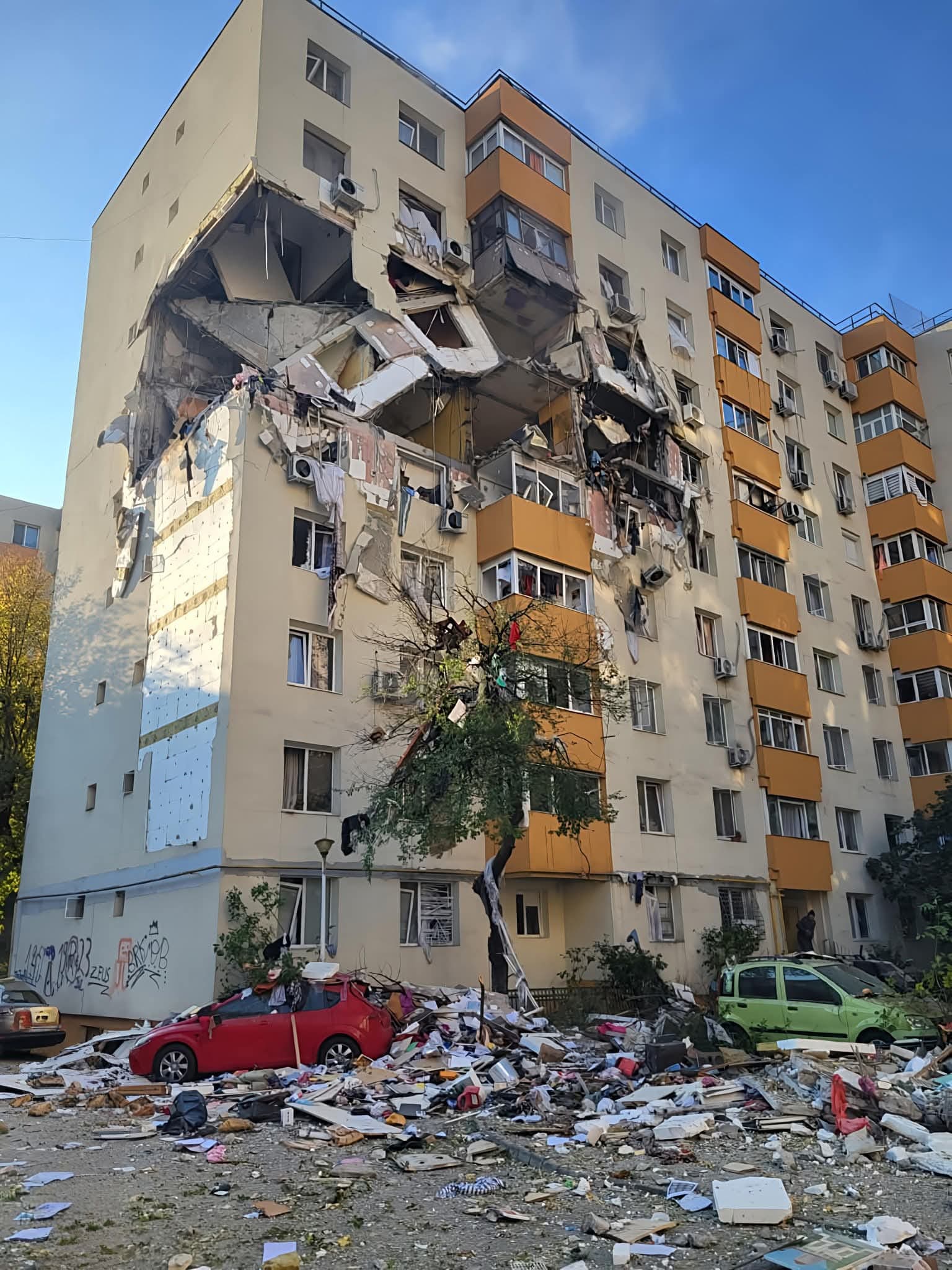 Explozie puternică într-un bloc din București. Două persoane au murit/ Misiunea pompierilor, în dinamică
