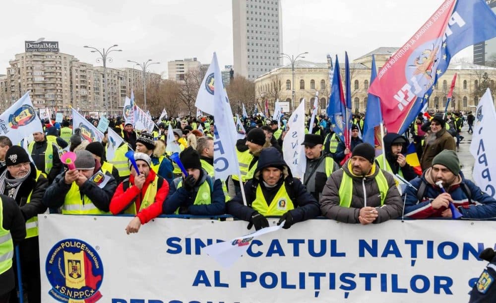 Final de an cu nemulțumiri. Sute de persoane protestează, astăzi, în fața Guvernului