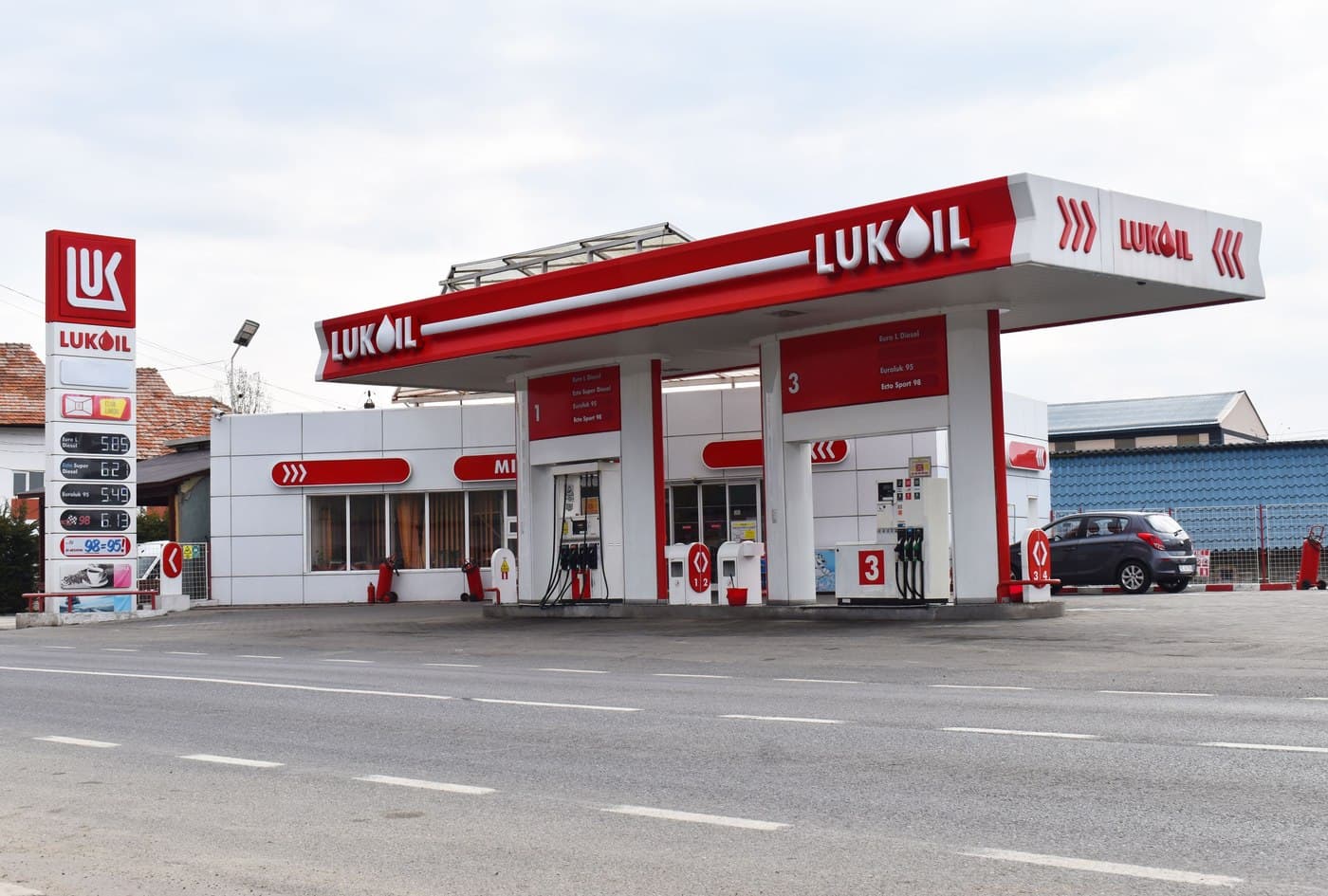 Firma care operează Lukoil în România va fi lichidată. Analiștii avertizează asupra tranzacțiilor subterane cu petrol rusesc