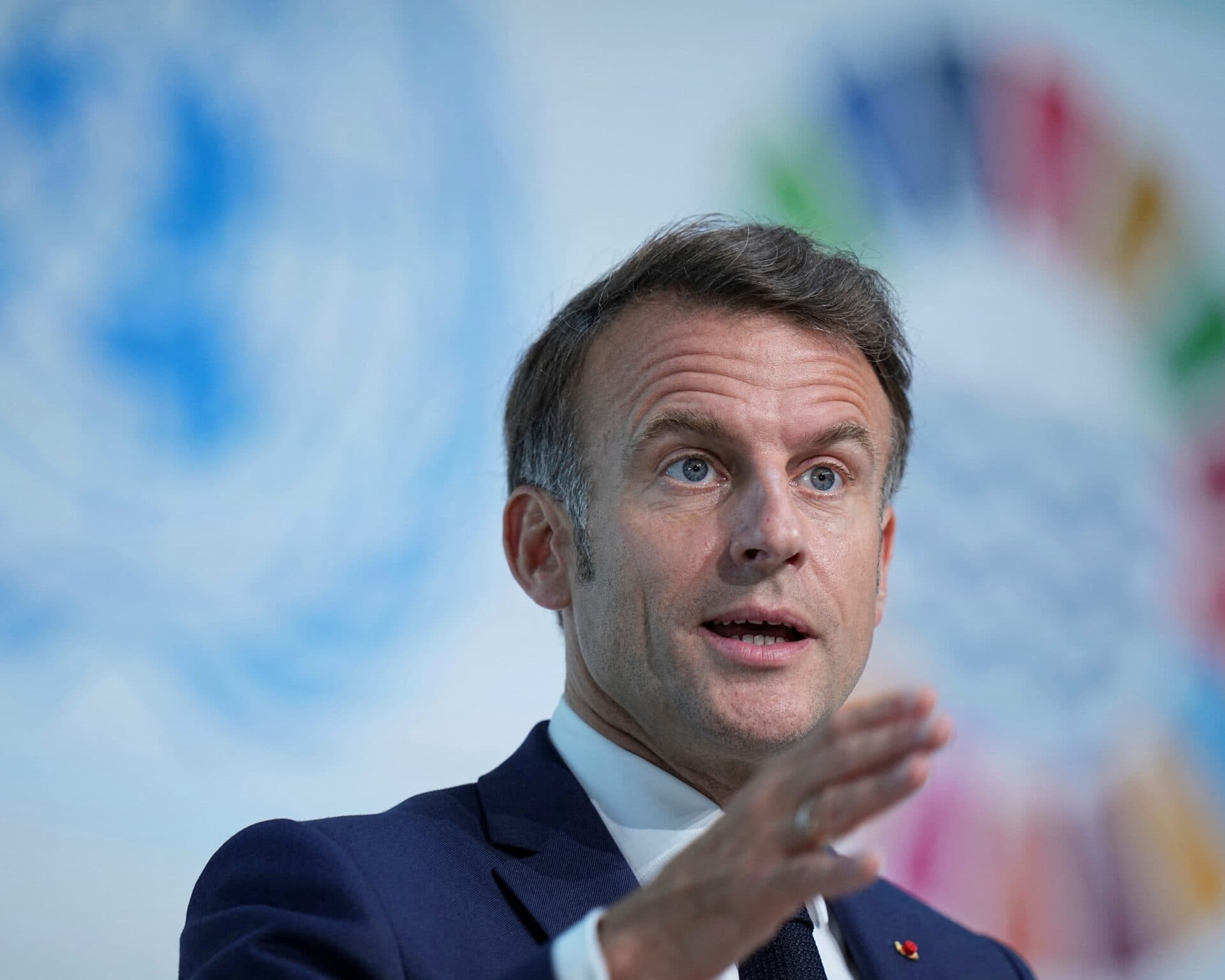 Franța reacționează la violențele din școli. Macron propune restricții dure pe rețelele sociale