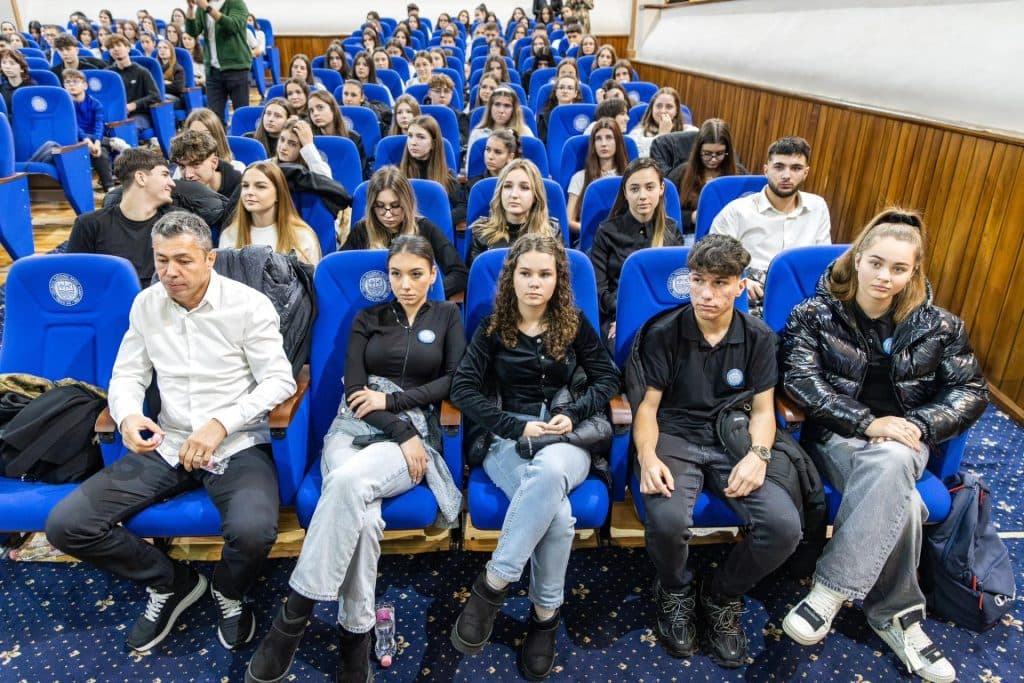 Fundația Tinmar acordă burse de merit în valoare de 500 € elevilor cu rezultate excepționale