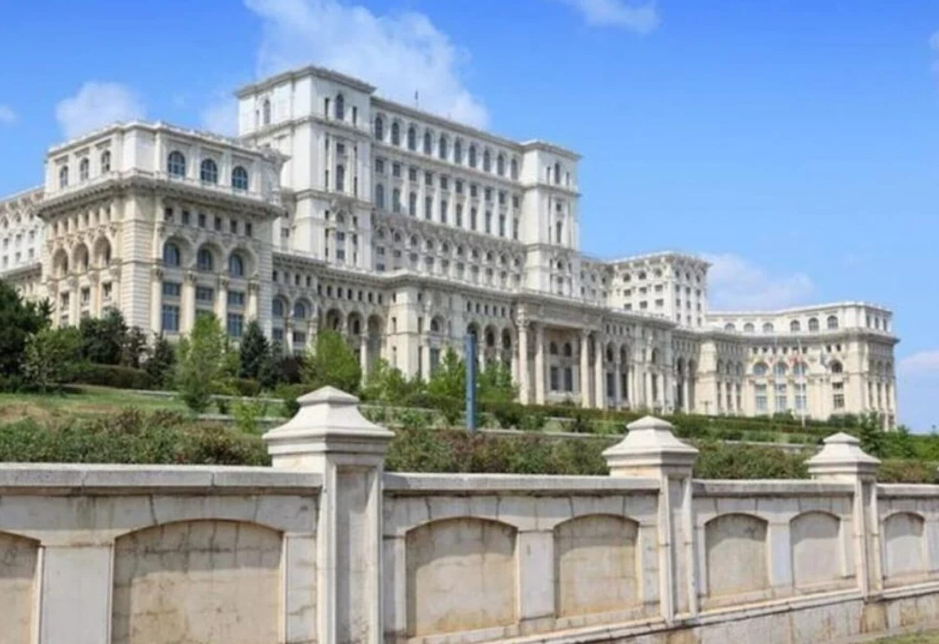 Gardul de la Palatul Parlamentului dispare. Proiect votat în unanimitate de Primărie