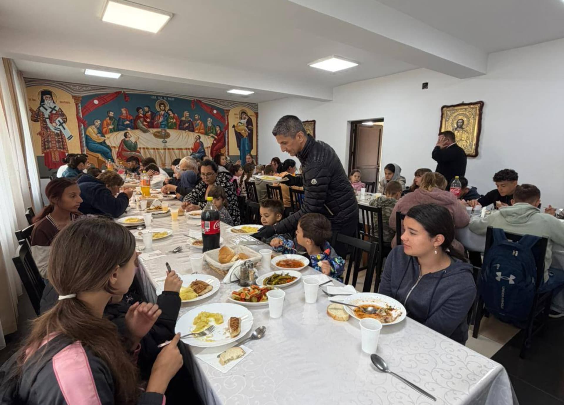 Gest emoționant făcut de Răzvan Lucescu la pomana în memoria tatălui său. A servit personal peste 100 de nevoiași la o cantină socială!